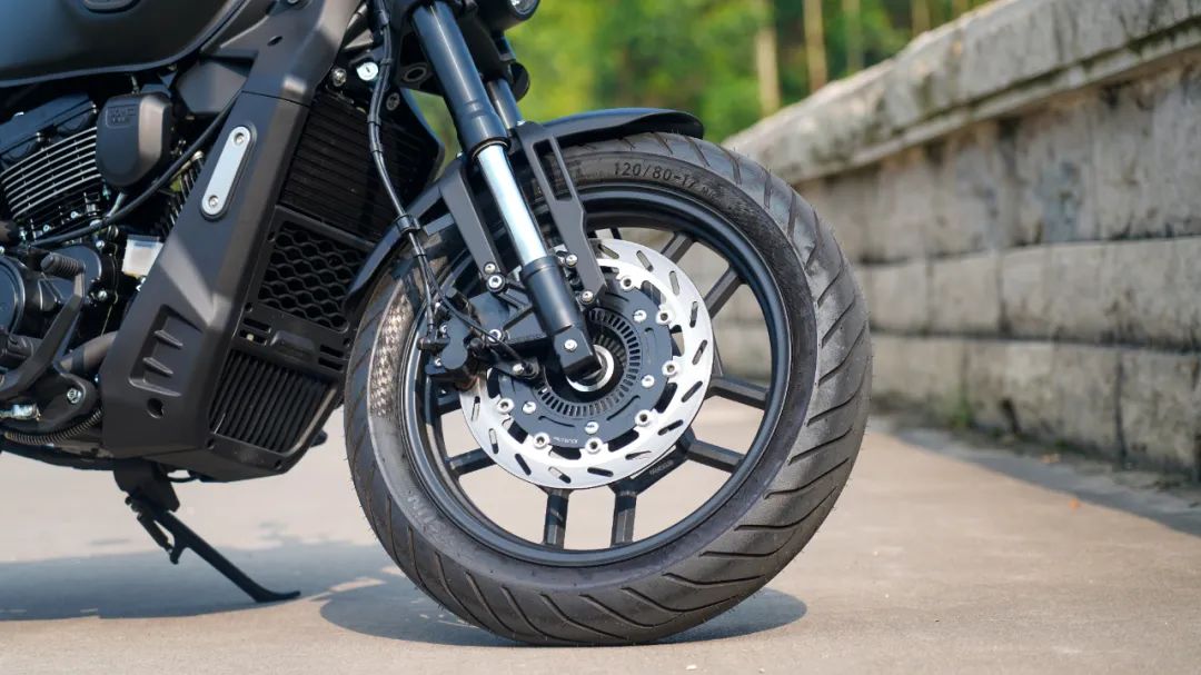 前倒置不可调避震,后双枪减震具备预载可调功能,并且也是偏运动性的调