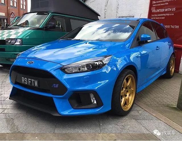 福特福克斯rs改装迷彩车衣后展示出浓浓的拉力魂