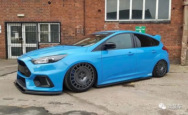 因此,车主给这辆rs贴上了军绿色的迷彩车膜,在野外行驶配上枪灰色的