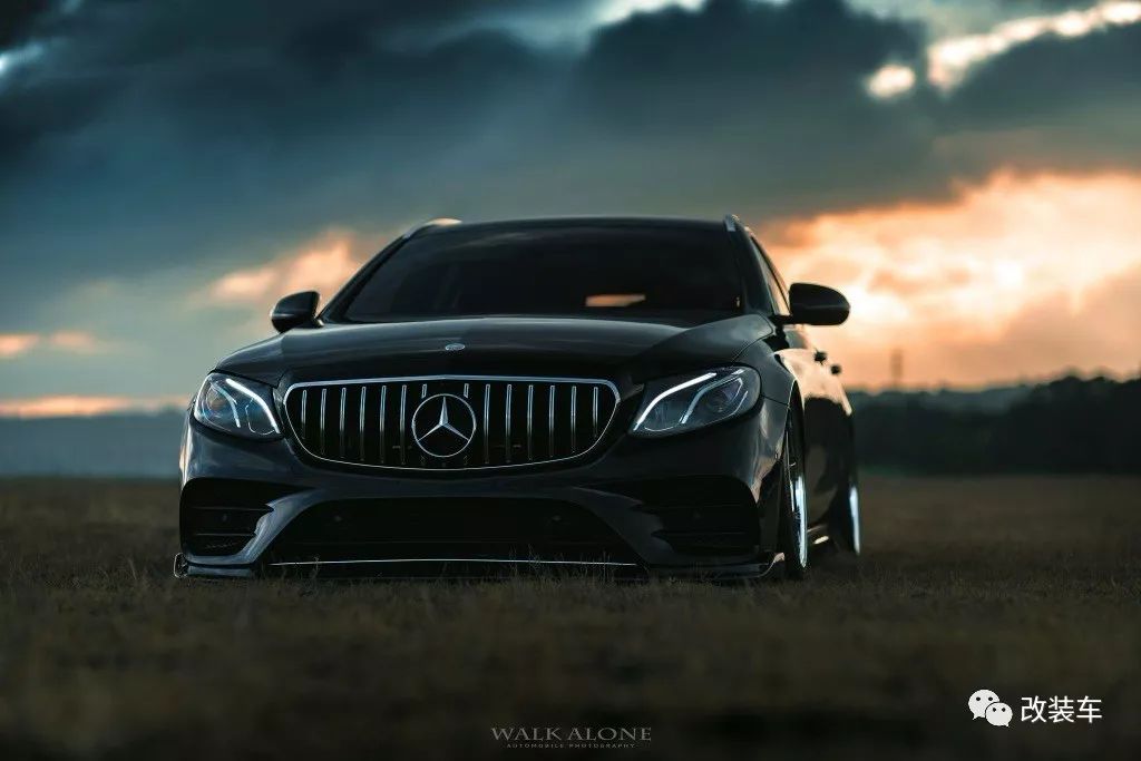 全新奔驰e级旅行版也玩起改装酷黑的低趴姿态给你焕然一新的感觉