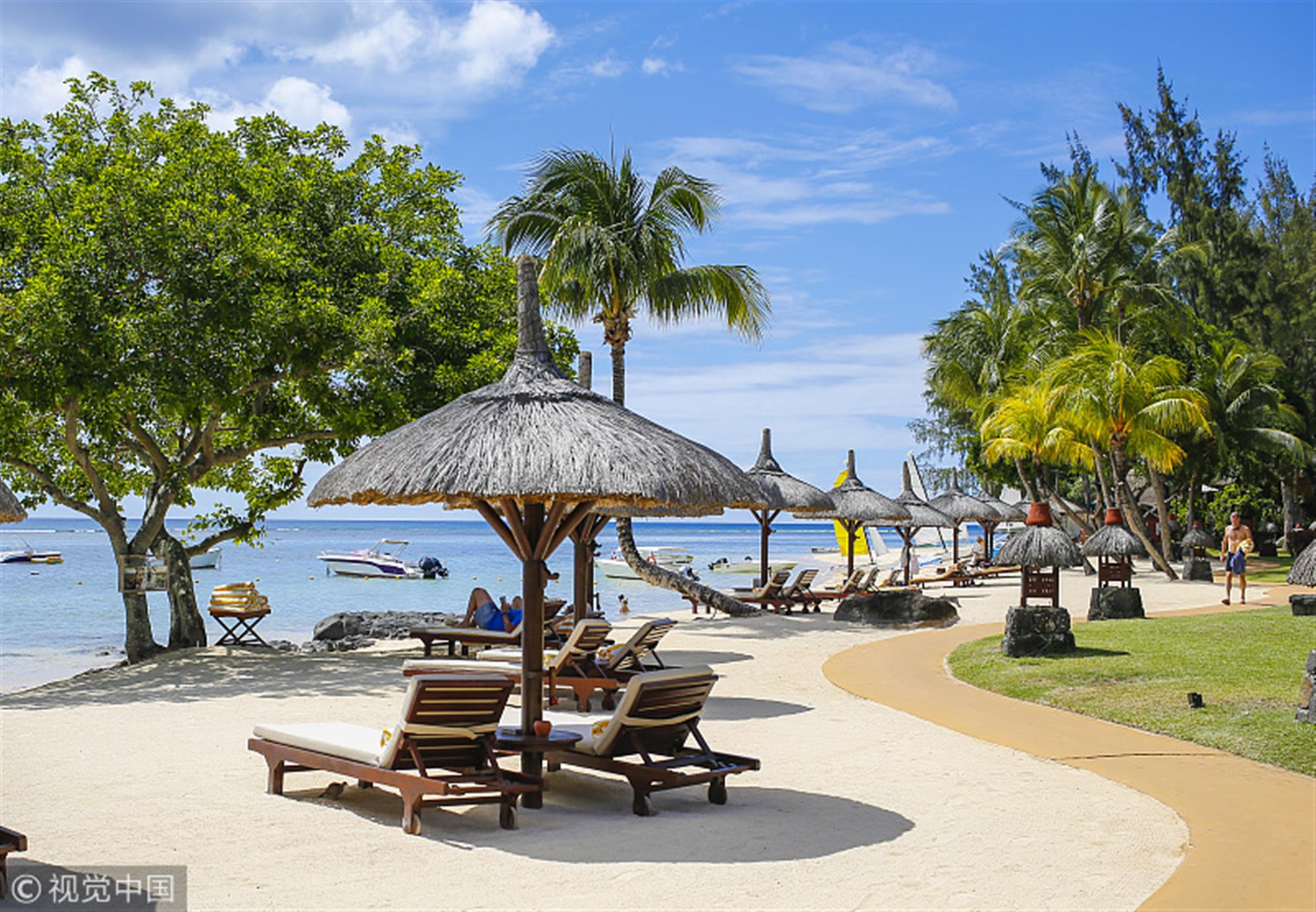 作为新兴的蜜月旅行胜地,毛里求斯天气全年仅分夏,冬两季,平均气温为